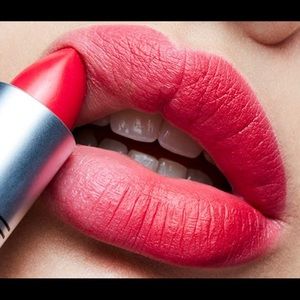 MAC RETRO MATTE LIPSTICK “RELENTLESSLY RED” BNIB💄